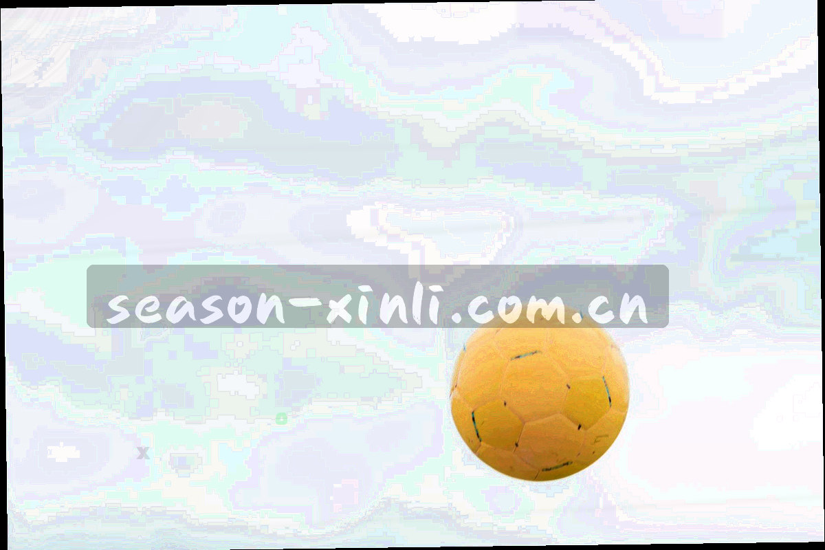逆光下的球门与球网剪影，低角度构图